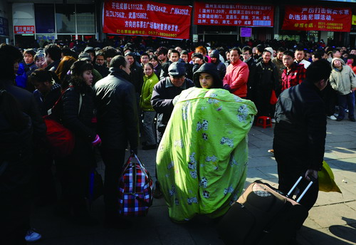 酸甜苦辣返鄉(xiāng)路,一年一度的春運(yùn),對(duì)于辛苦一年的進(jìn)城民工來說的確是一件難事,一票難求。在寒風(fēng)中,這是一位來自江西農(nóng)村的男子抱著被子排隊(duì)購票。.jpg 酸甜苦辣返鄉(xiāng)路,一年一度的春運(yùn),對(duì)于辛苦一年的進(jìn)城民工來說的確是一件難事,一票難求。在寒風(fēng)中,這是一位來自江西農(nóng)村的男子抱著被子排隊(duì)購票。.jpg
